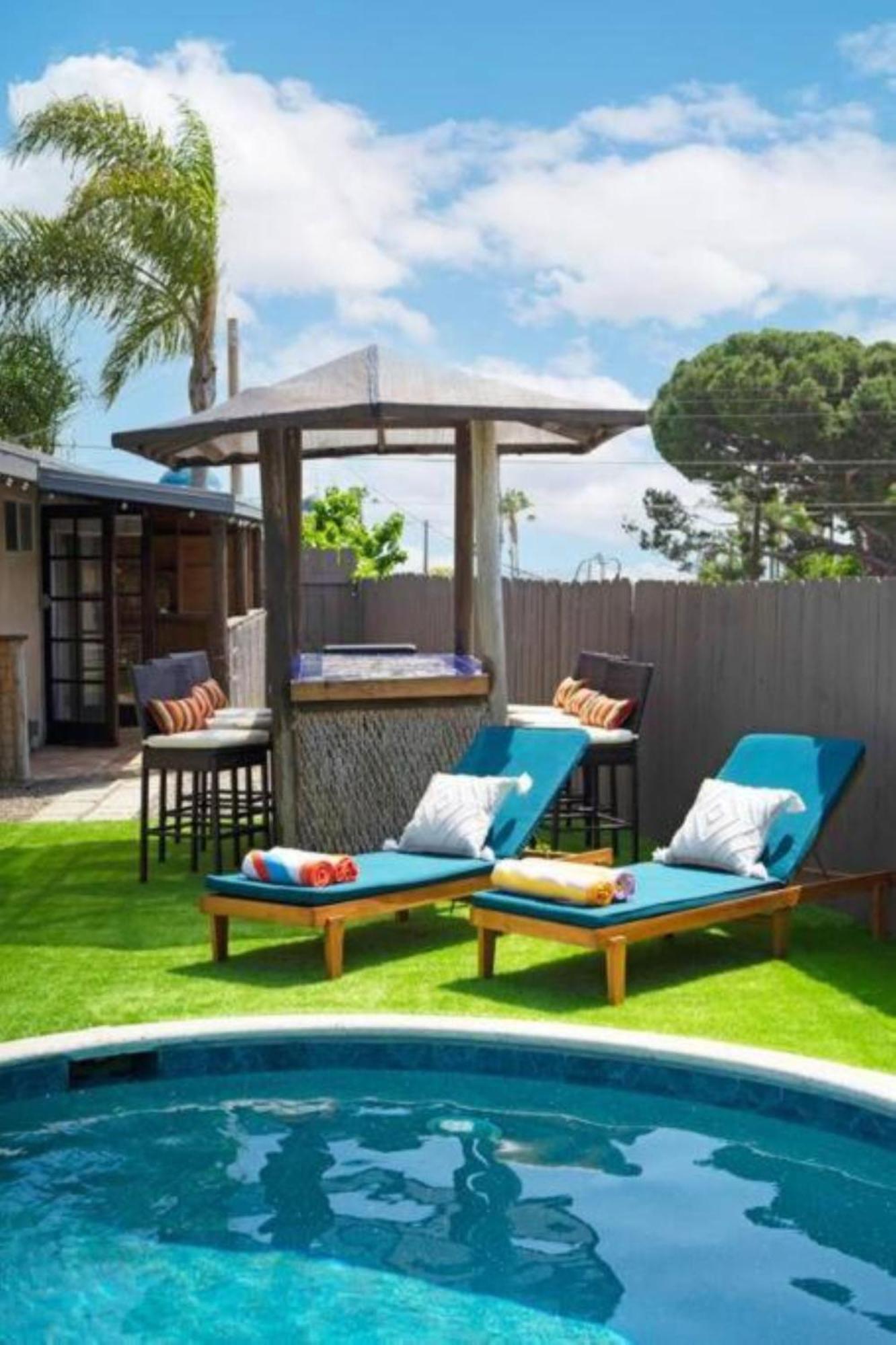 Relax And Play Pool, Hot Tub And Sleeps 16 Apartment