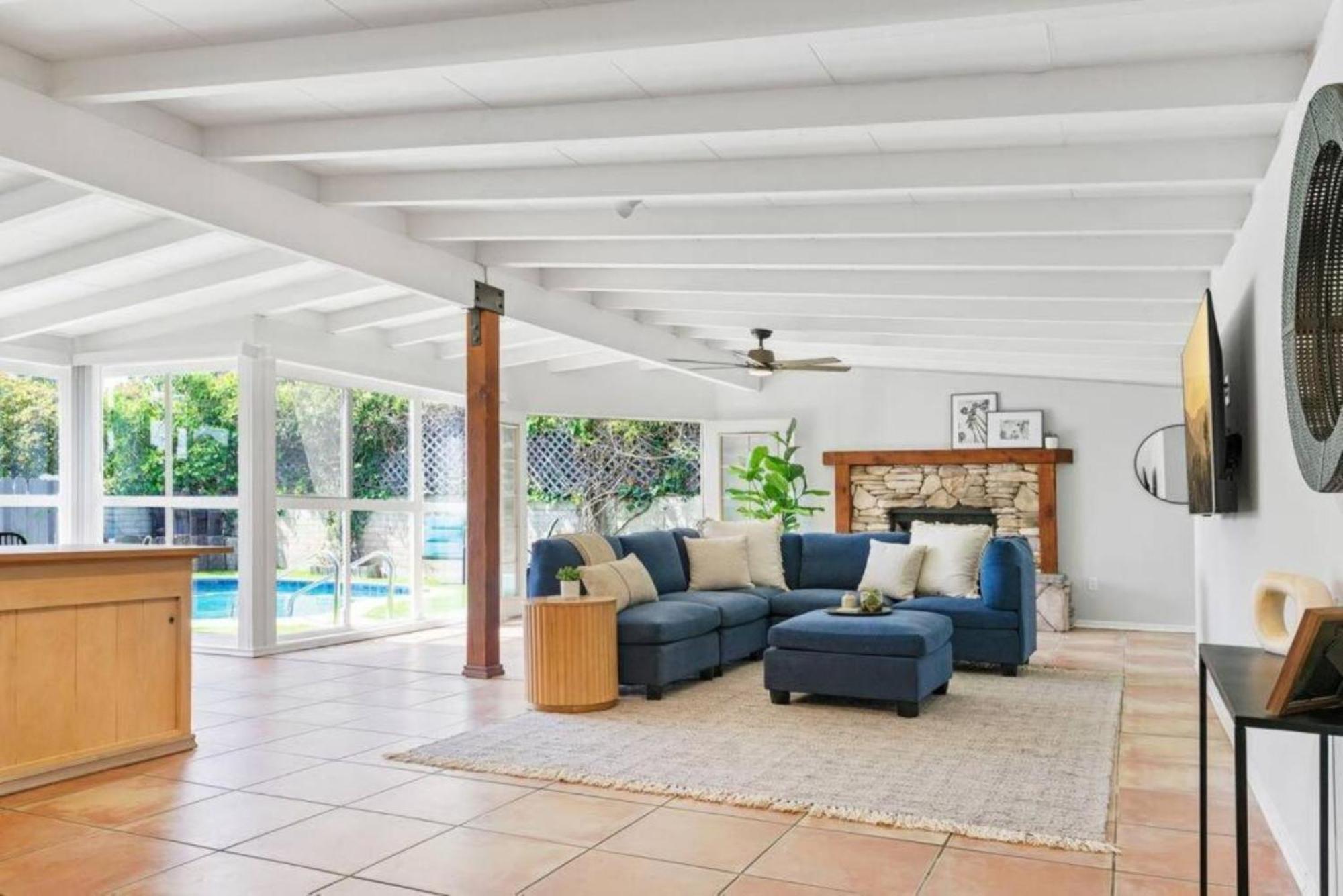 Relax And Play Pool, Hot Tub And Sleeps 16
